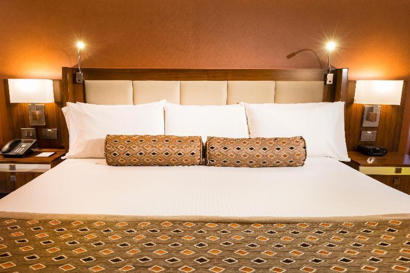 Hotel Dann Carlton Bogotá Cameră foto A bed
